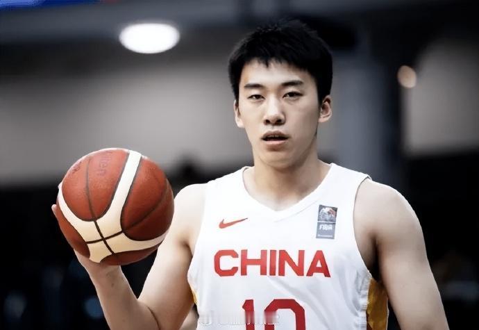 今天凌晨，中国男篮84:76胜了荷兰。

来看看我们的数据，余嘉豪16分，胡明轩