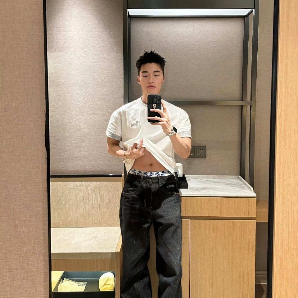 思慕社字母 我们终其一生，不过是想在时间的洪流里，找到一个不肯放手的人。brat