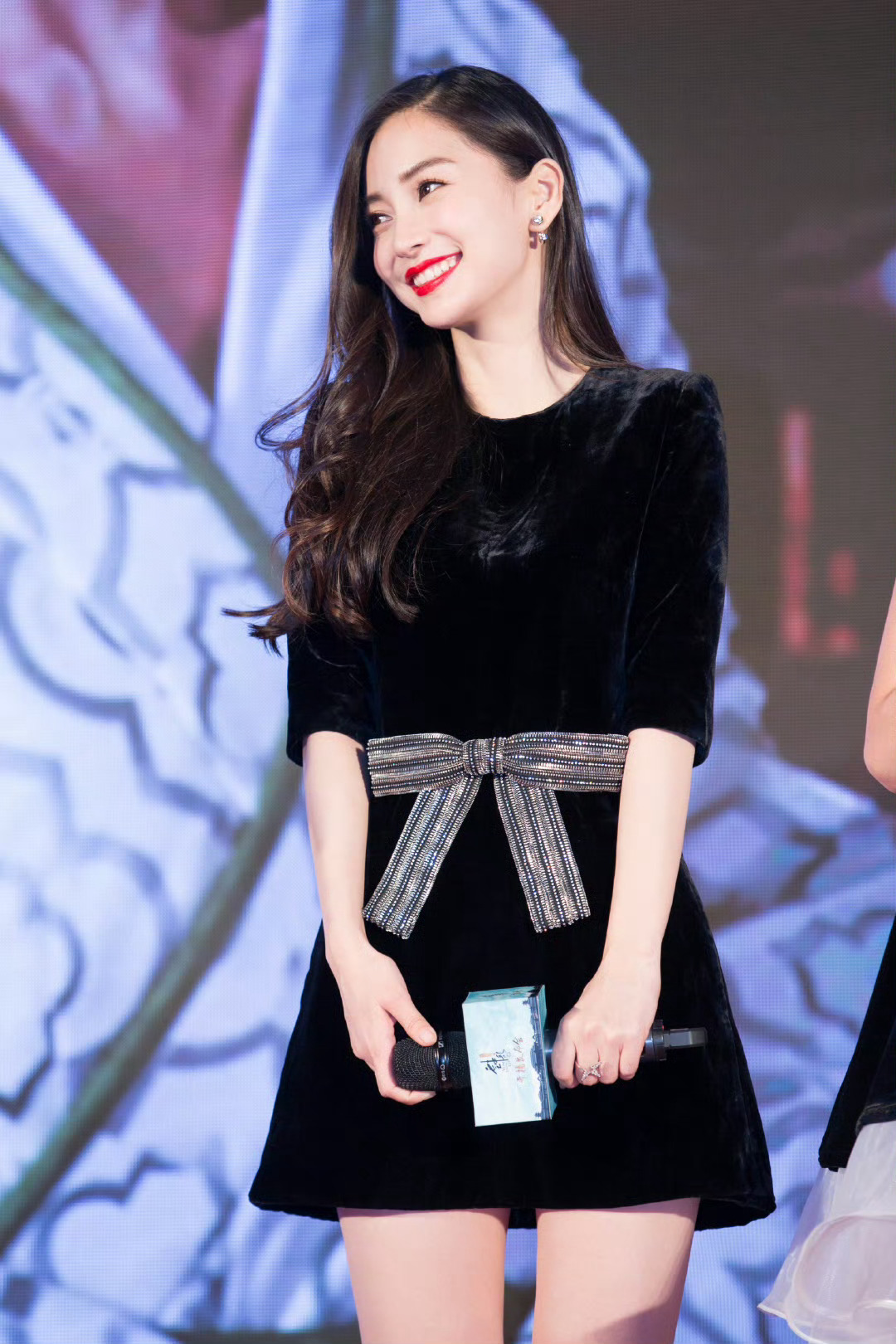 angelababy   杨颖 中午好呀!将将们今天睡午觉了吗😪
