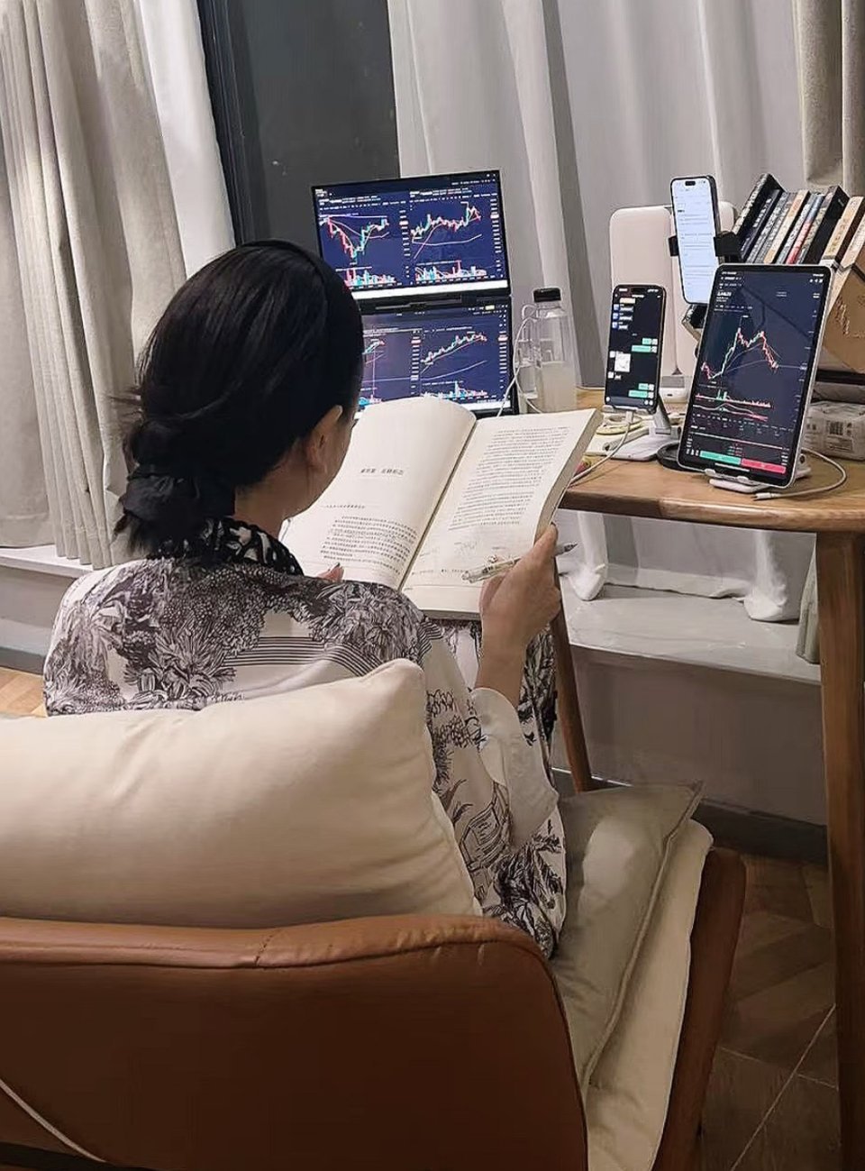 今天下午走势有点奇怪本来上午走的好好的，也温和放量带动指数向上，但午后就开始变成
