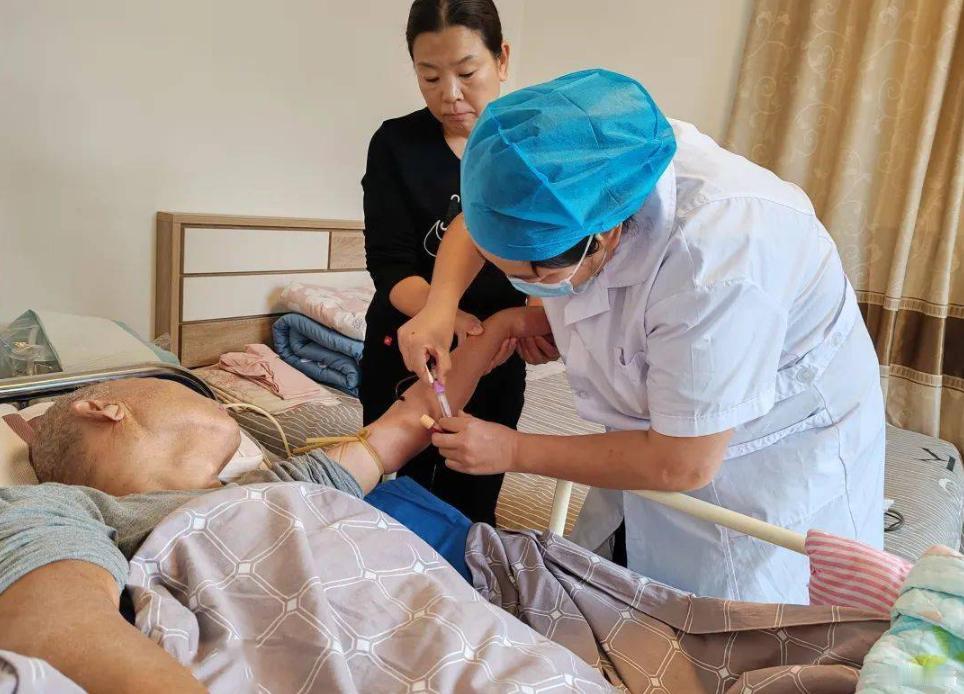 浙江杭州，50岁的大叔交女友后力不从心，为讨好女友买10多种“壮阳药”，变着法子