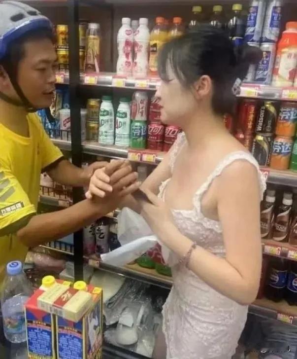 杭州女老板因为穿着问题被人举报，后来警察到现场以后认为是正常穿搭，不存在违法经营