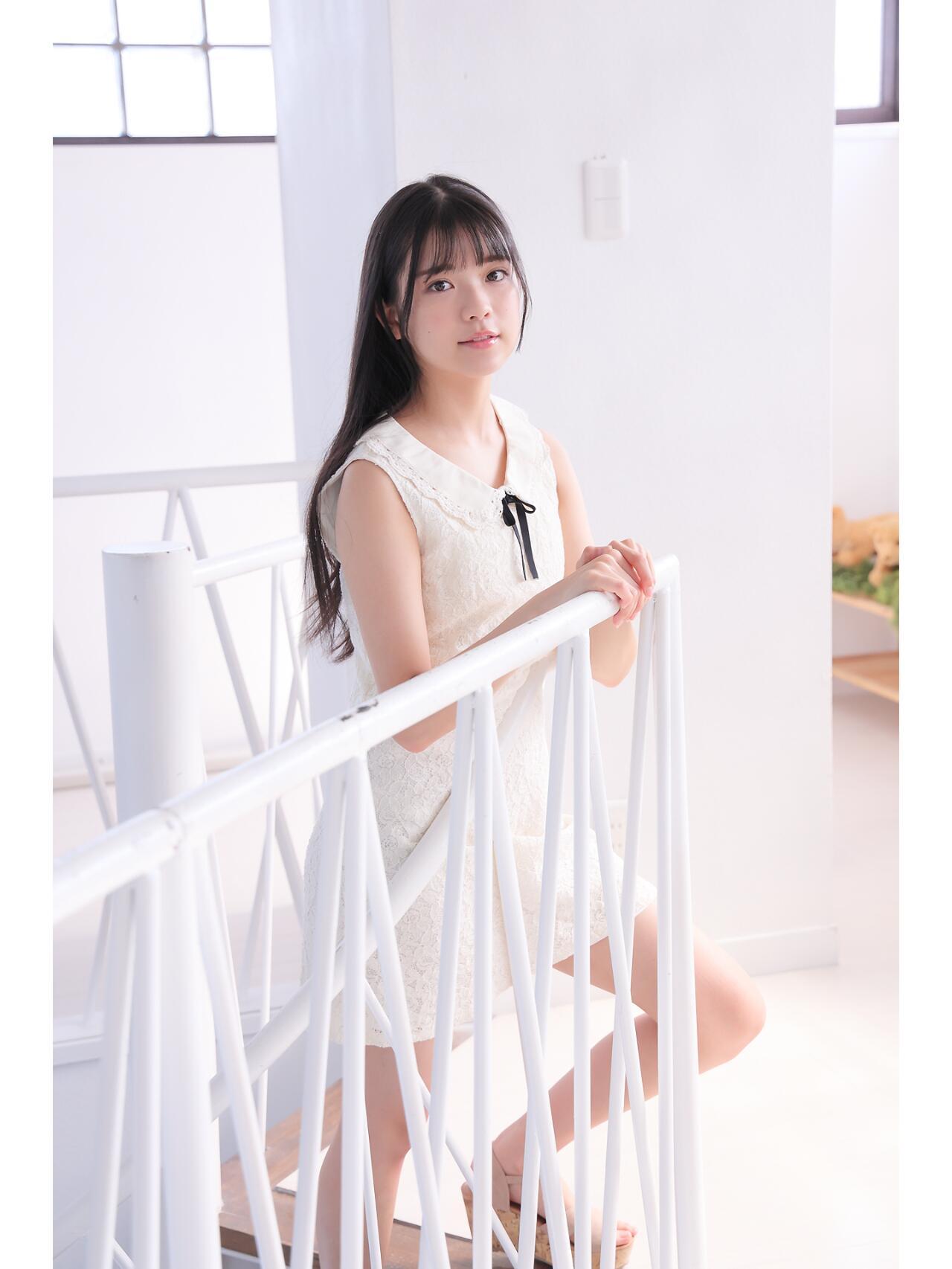 阳光洒进来的午后，少女倚靠栏杆，温柔宁静。晒出美丽身影