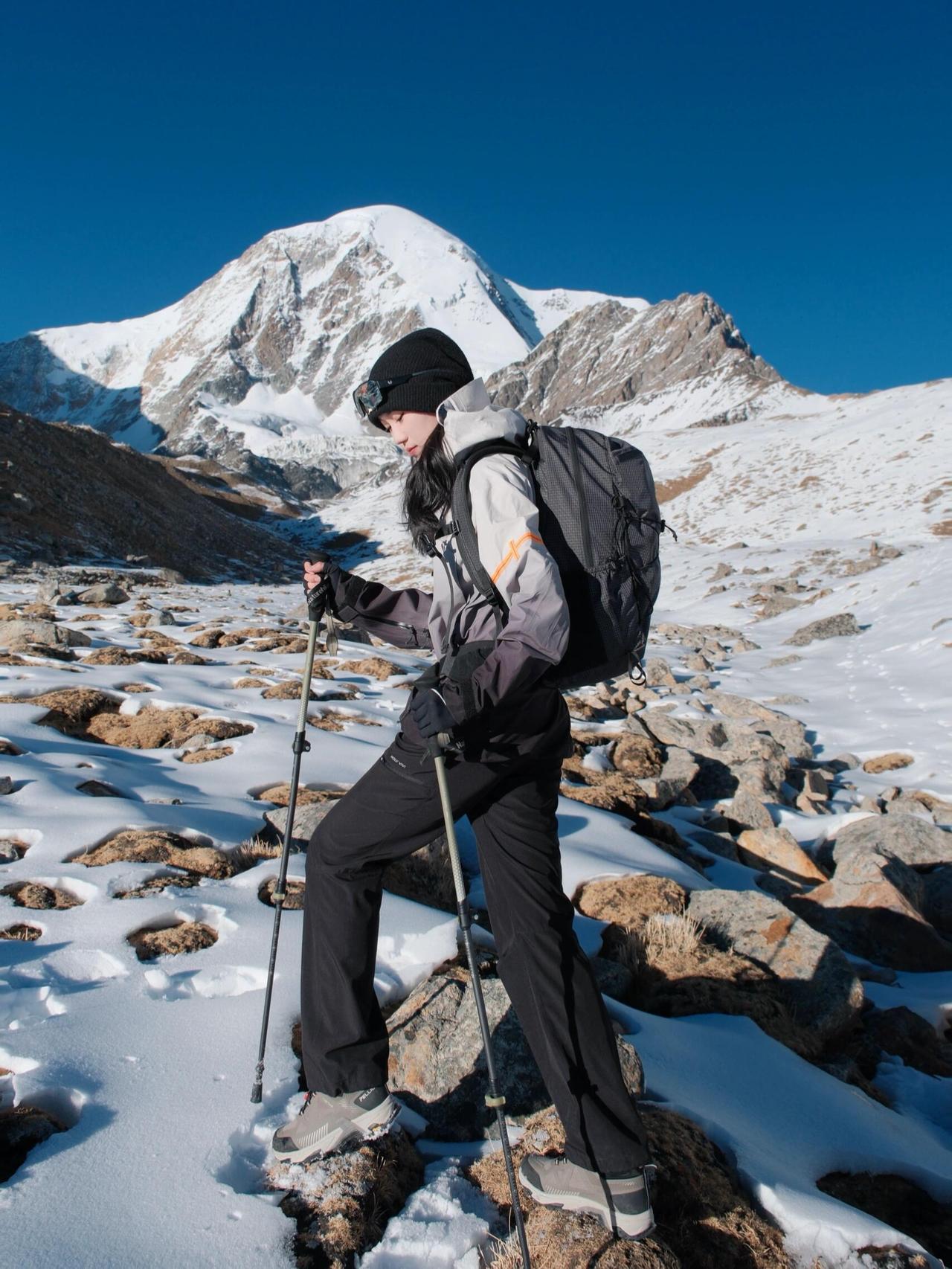 雪地徒步征服高峰勇往直前户外冲锋衣雪地鞋徒步登山旅游鞋 户外运动穿搭