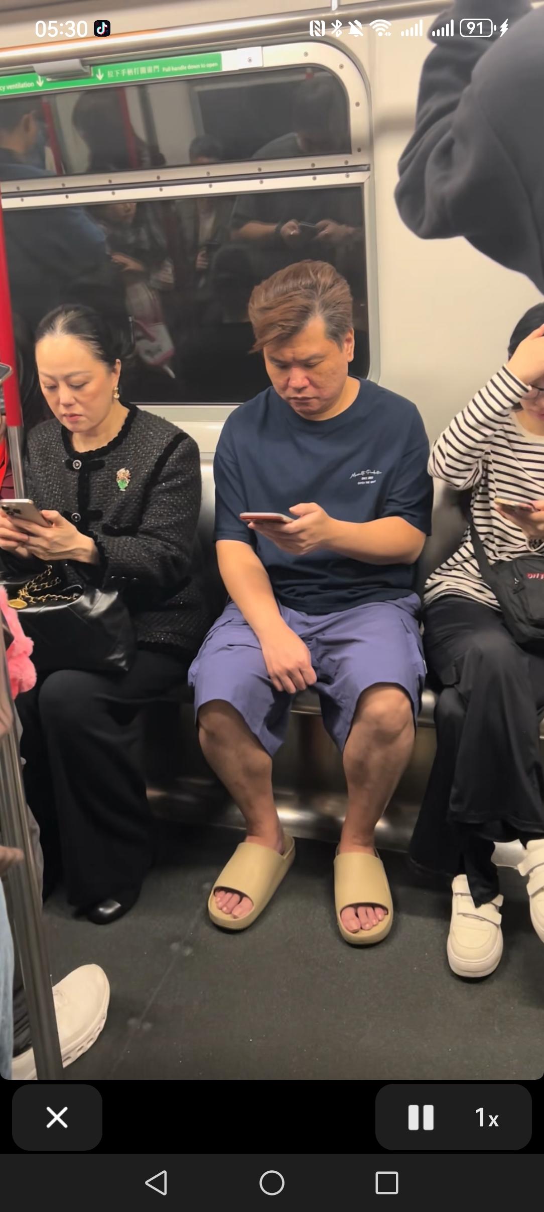 网友发视频称在香港的地铁上遇到一位名人，小编眼拙实在认不出来。有认识的吗？