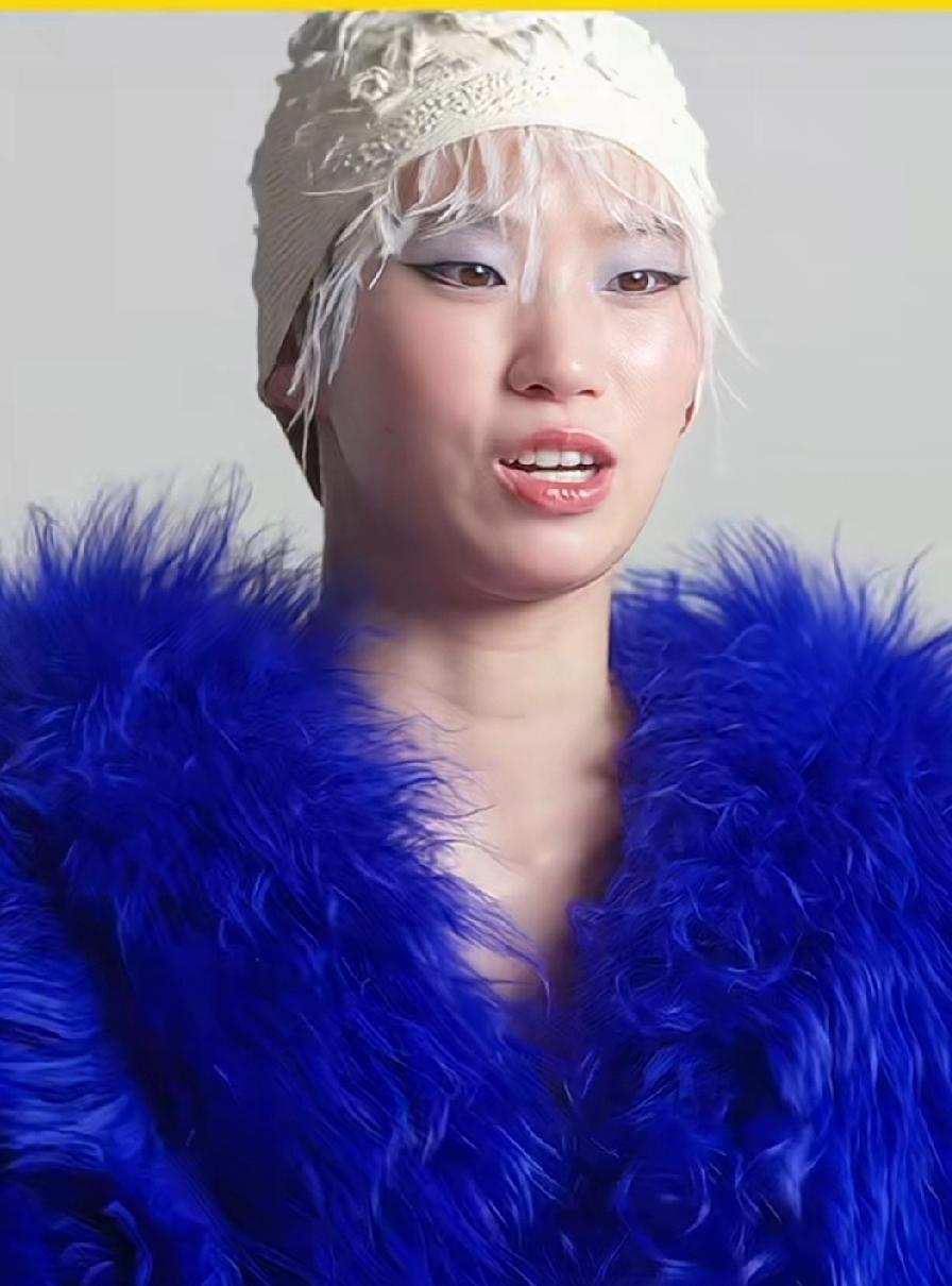 别管好不好看，陈芋汐拍广告的这一身穿搭简直冲击力拉满，深蓝色的皮草加上白色的头发