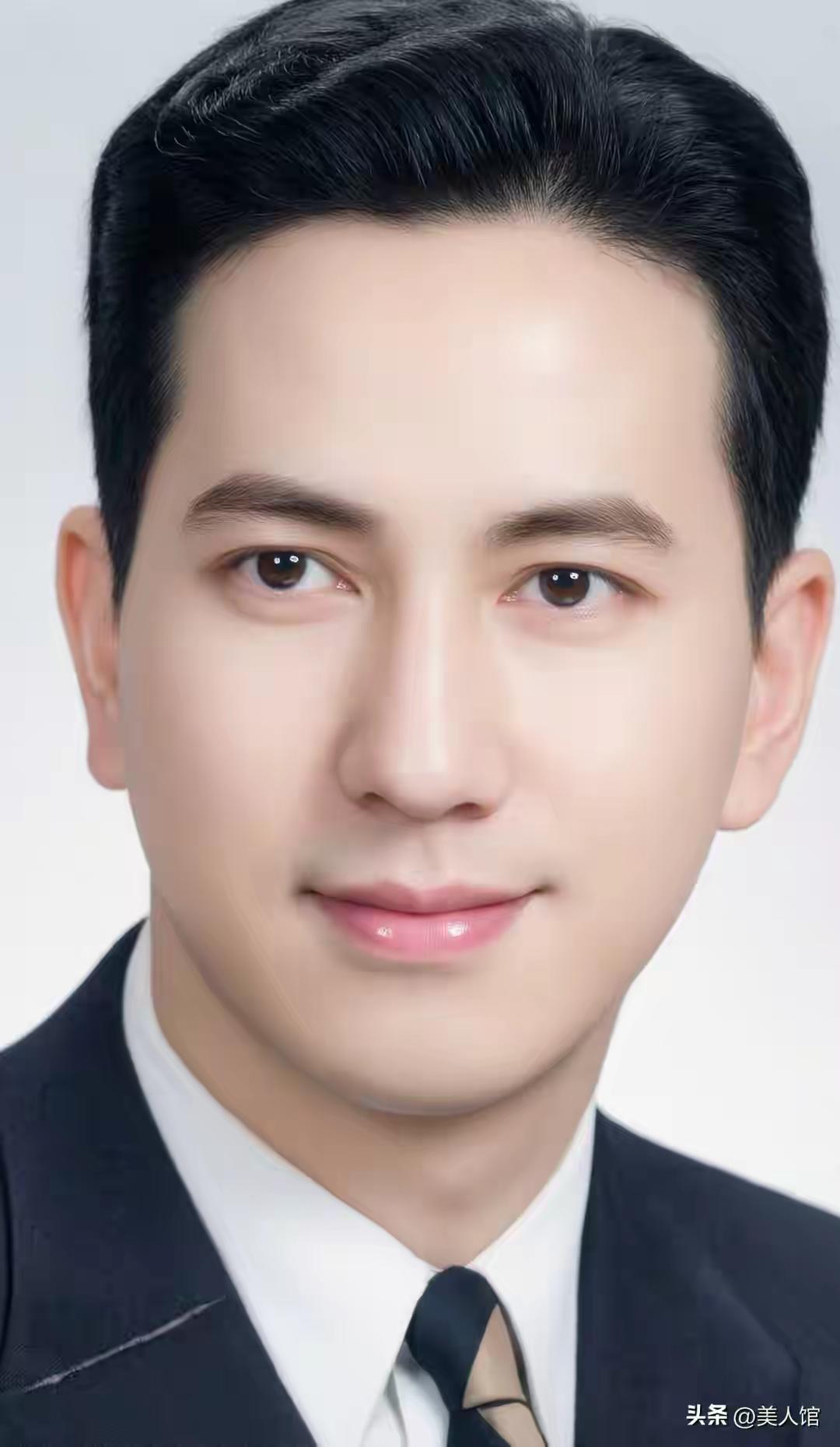 赌王何鸿燊和原配黎婉华，年轻时男俊女美，妥妥的顶配颜值天花板
赌王 何鸿燊
原配
