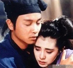 在一次颁奖典礼上，王祖贤和张国荣都出席了！王祖贤说，本来不准备讲话的，可是我只有