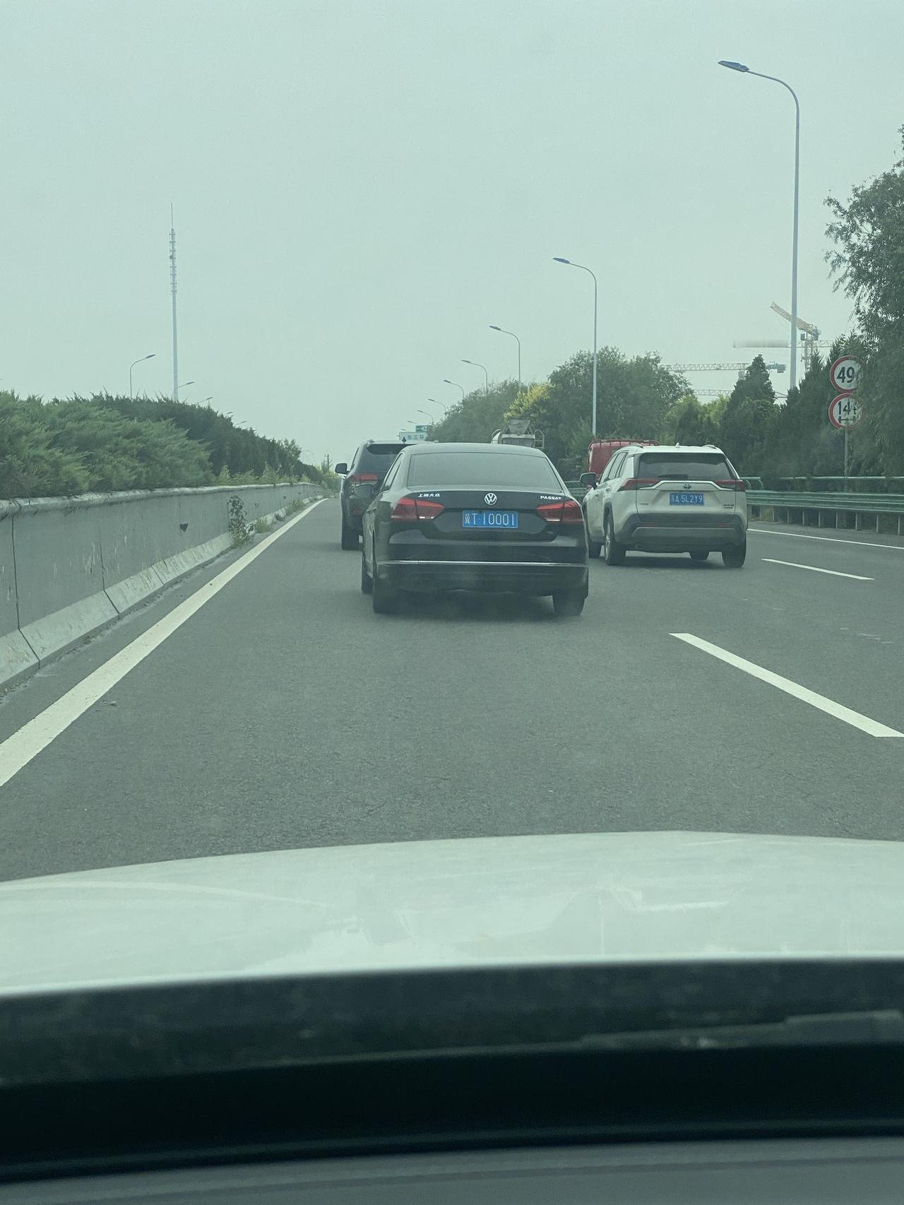 车门上贴着公务用车，这是什么级别