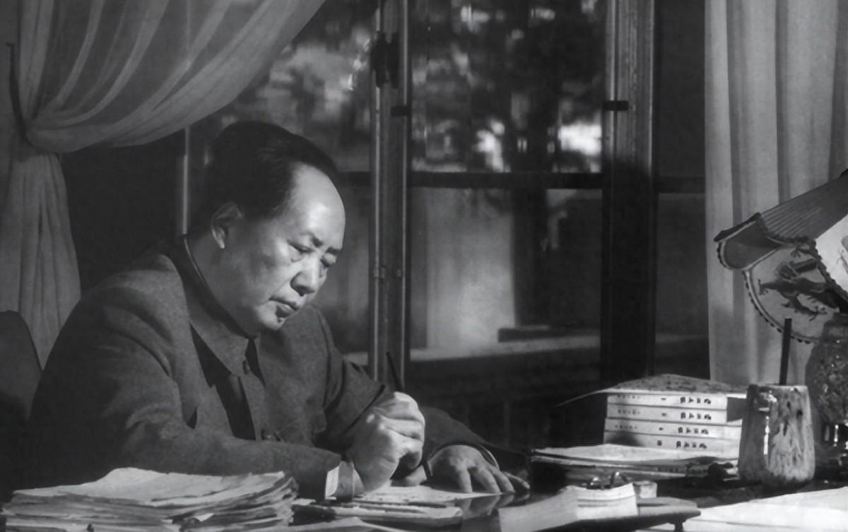 1949年老兵回家结婚，毛主席特派人员送礼，村民纷纷猜测他有怎样的特殊身份？
1