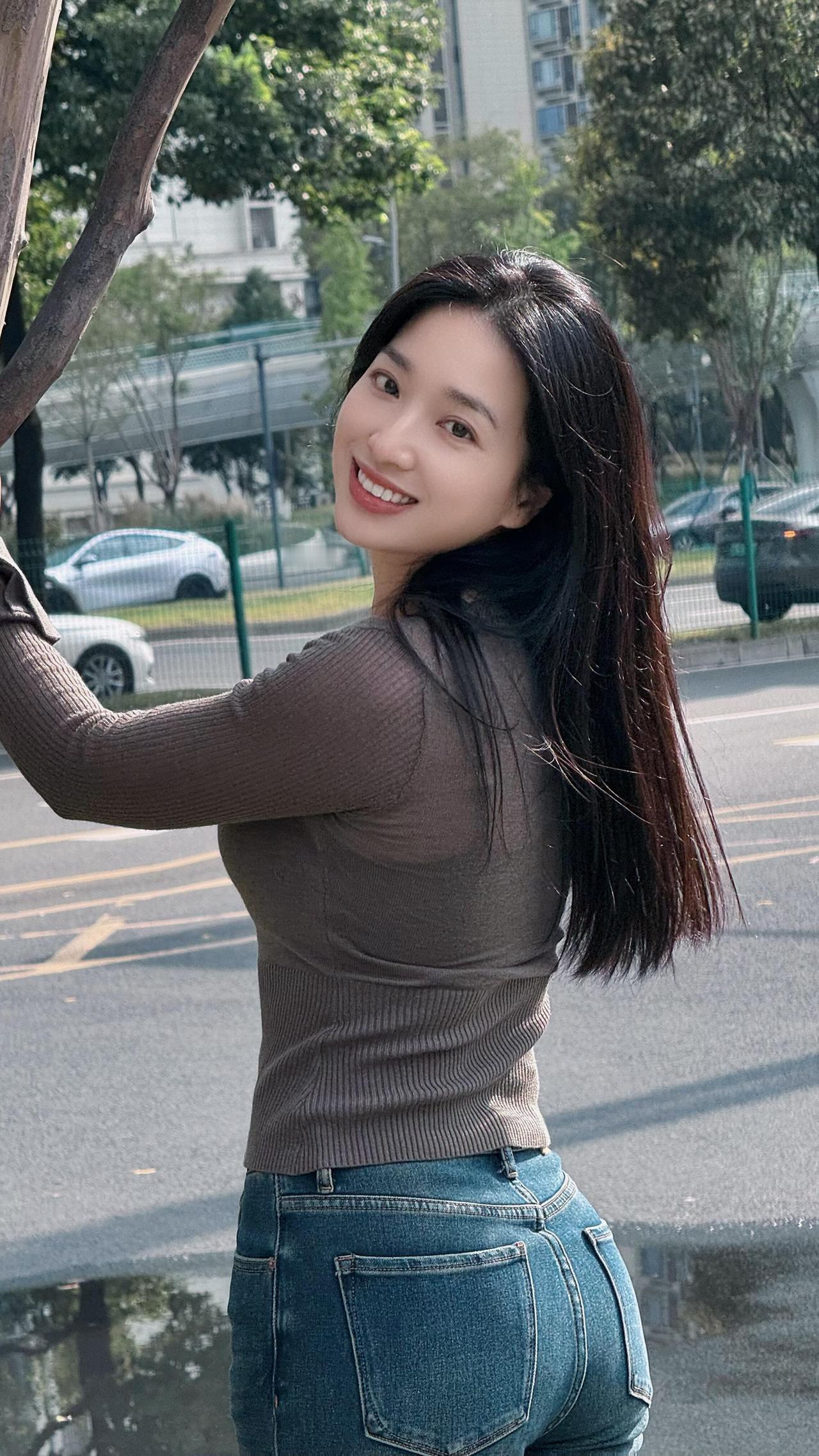 靠发量撑起颜值。有人说，女人的年龄藏在头发里。