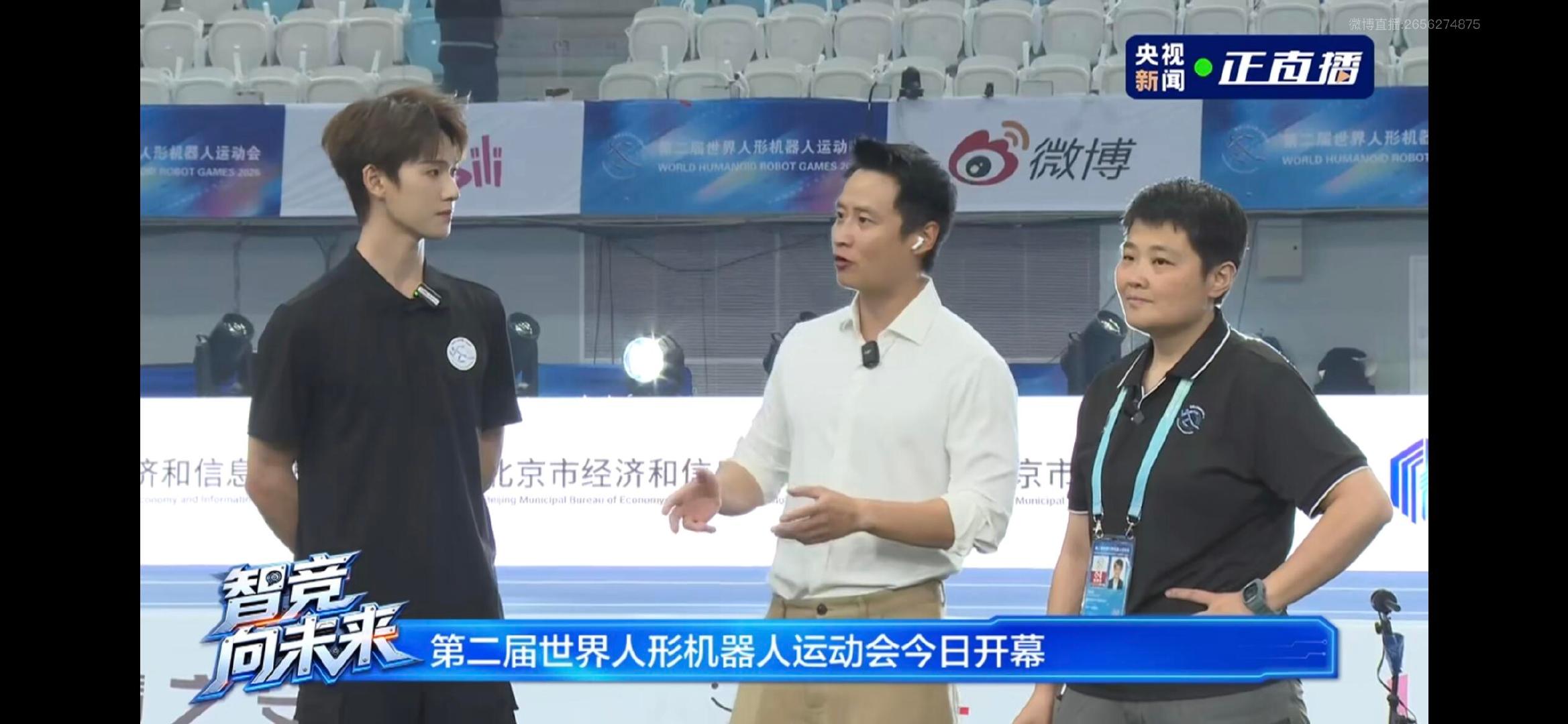 李昀锐不愧是央视严选抛开滤镜与妆造加持，在央视镜头下仪态得体、清爽周正，这份质感