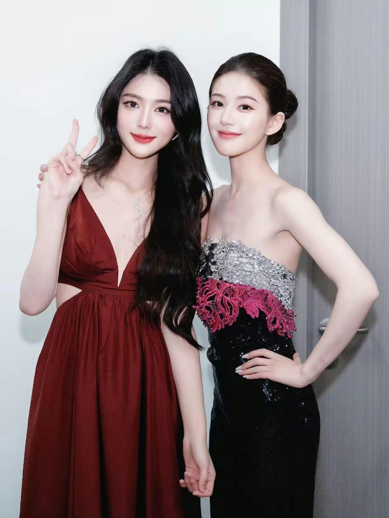 赵露思和包包（包洁仪）梦幻联动～ 。都是大美人呀！