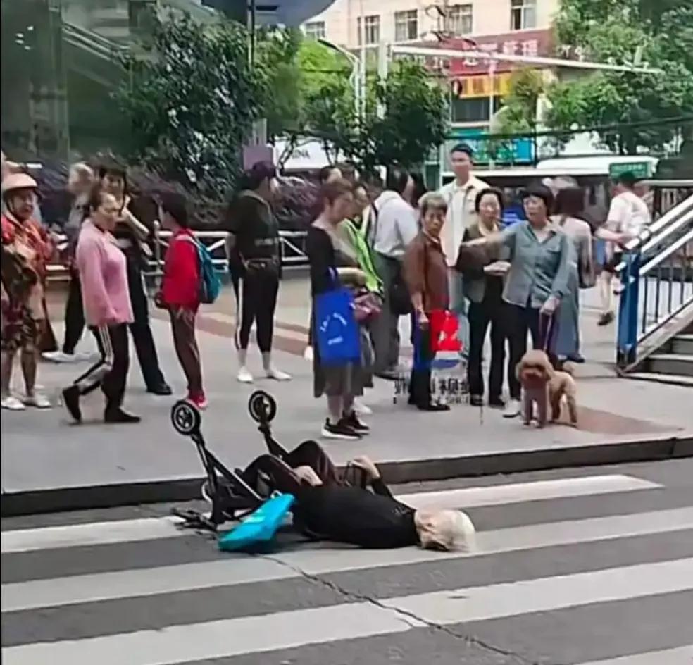 遇到这种情况该怎么办？
你扶了，家属跟你没完
你报警，警察跟你没完

这个连放屁