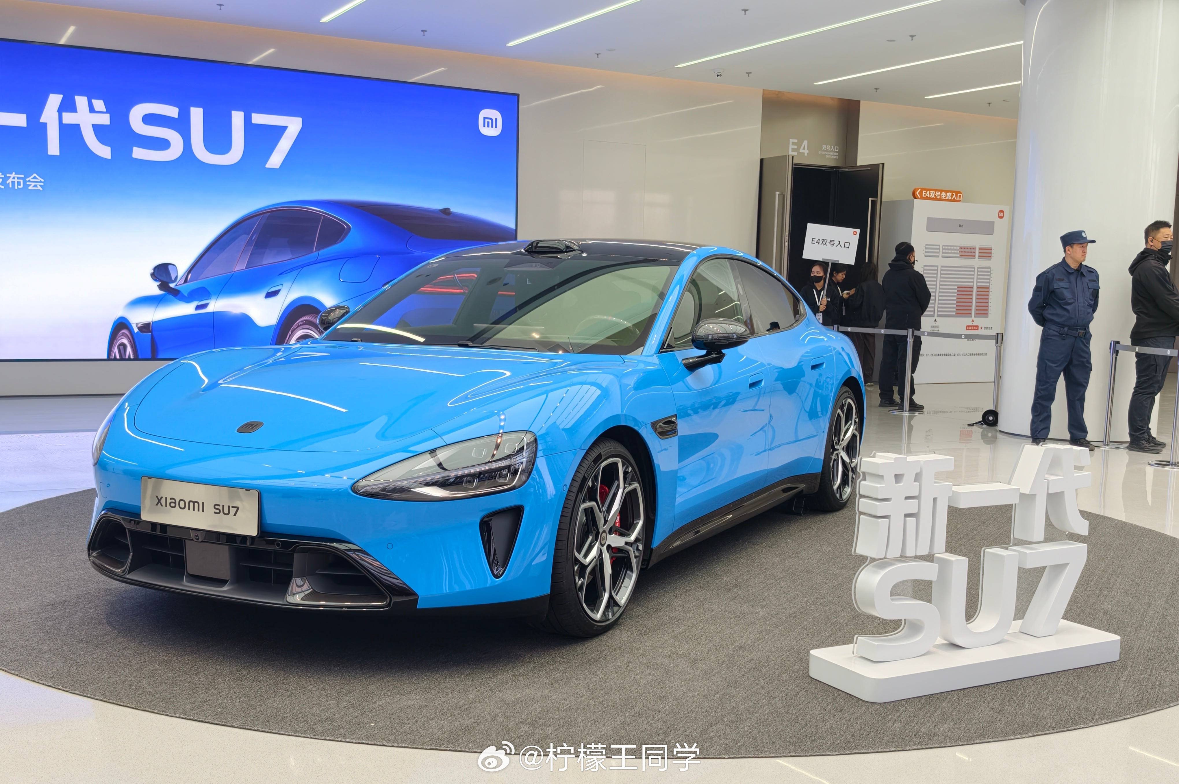 到小米新一代SU7 发布会现场了，和大家一起见证新一代SU7的发布据说今天舒淇也