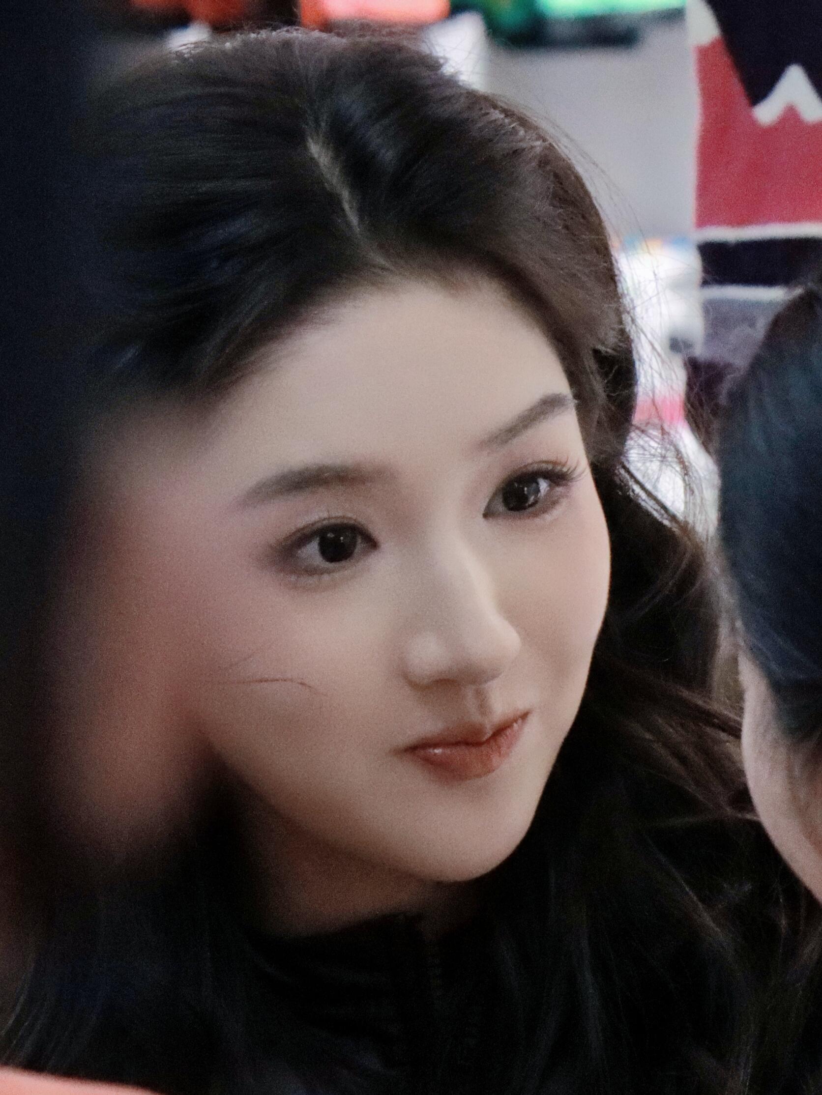 王玉雯漂亮得像洋娃娃一样，不能小瞧校花两个字的含金量，所以王玉雯终于要火了吗？ 