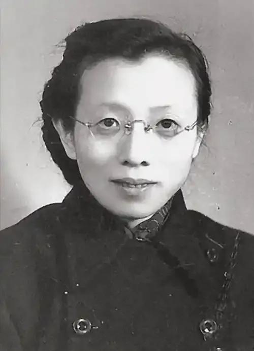 南京解放后，一个阔太太乘坐吉普车来到35军军部，对门口的守卫说：“我是陈修良，请