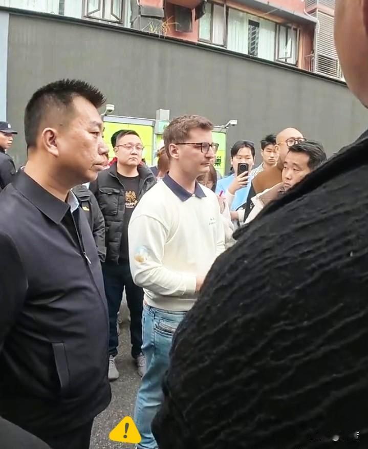 估计贾女士肠子都悔青了
由于她的嚣张跋扈
现在四川各地的网友都赶向和平小屋
作为