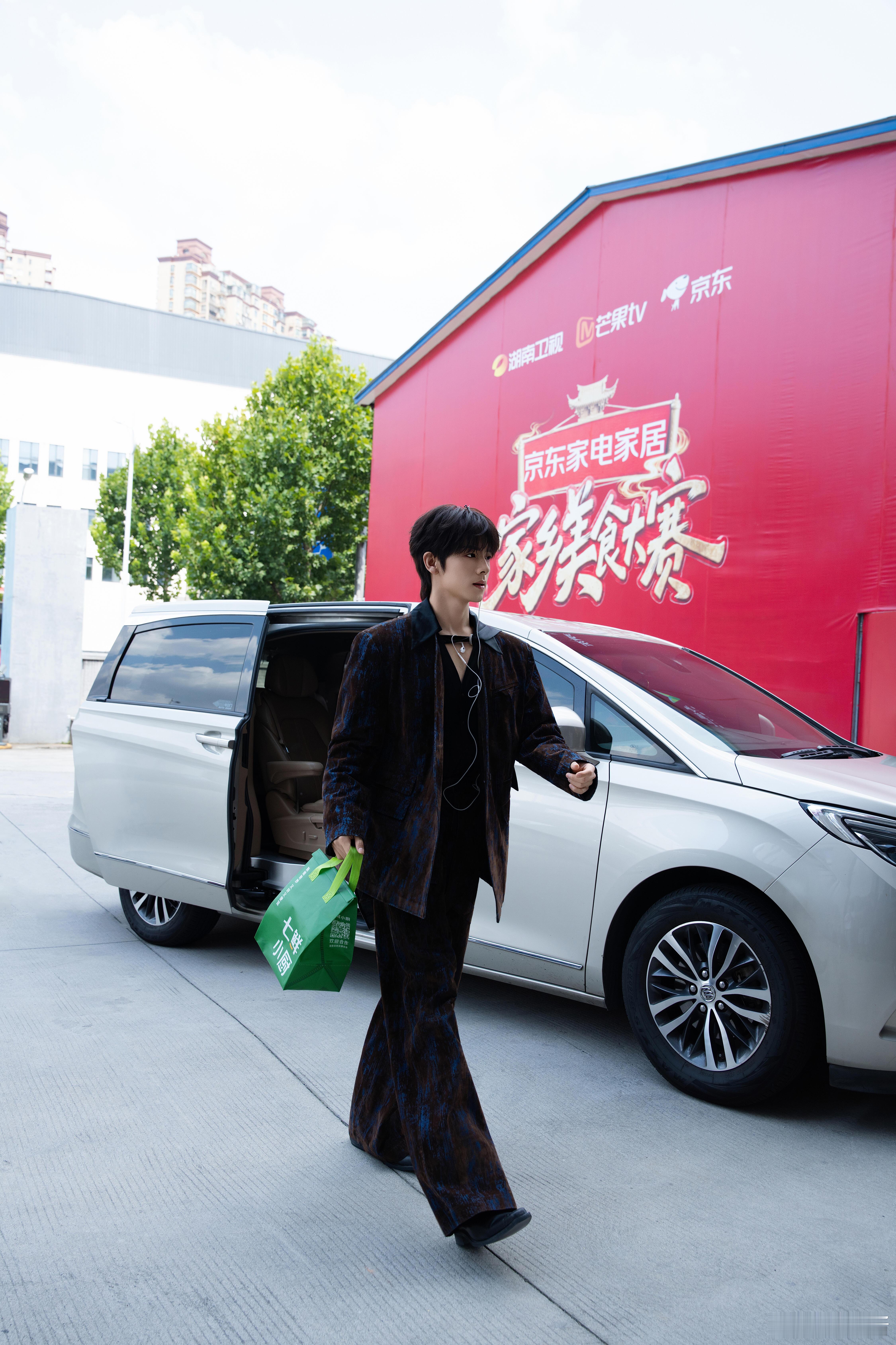 曾辉女友视角霸总扭腰看到他们互不服输地扭起来，我连谁更厉害都忘了判断，只顾着捂住