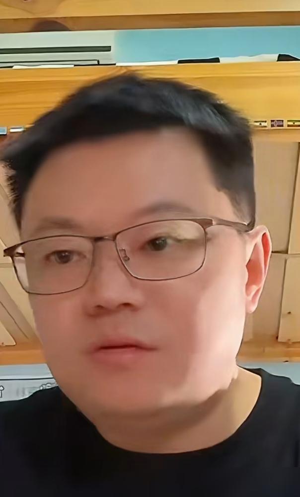 39岁的过气老将，凭什么敢指着国乒新生代的鼻子开骂？
侯英超揪着林诗栋、蒯曼痛