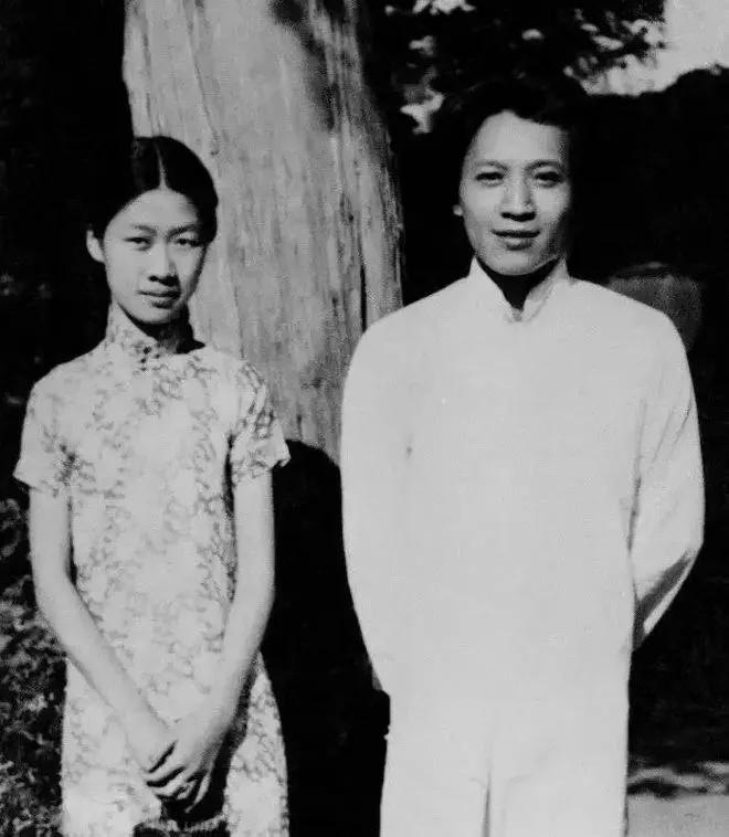 1933年，钱钟书追求燕大校花赵萝蕤，可赵萝蕤根本没有看上他，而是喜欢当时一文不