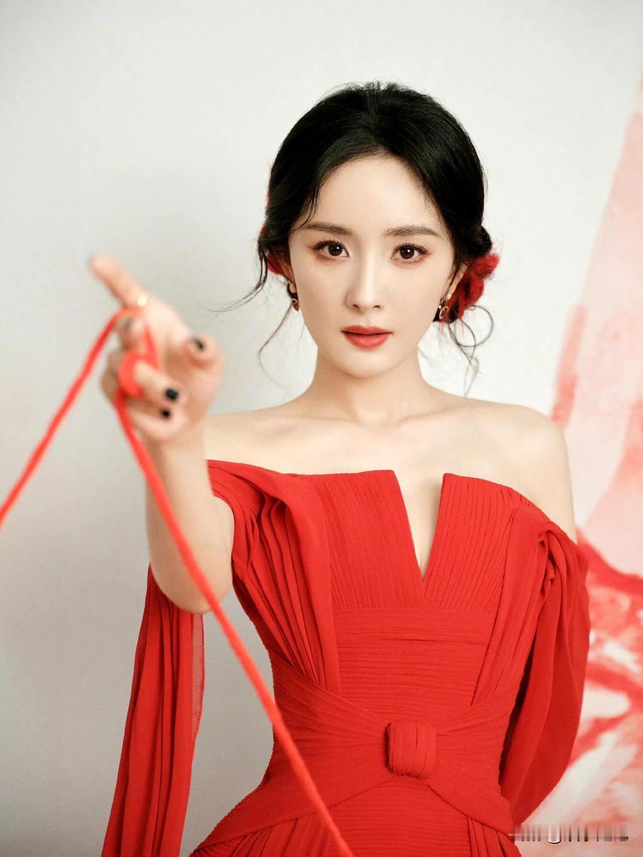 杨幂，红色身影，笑颜轻扬