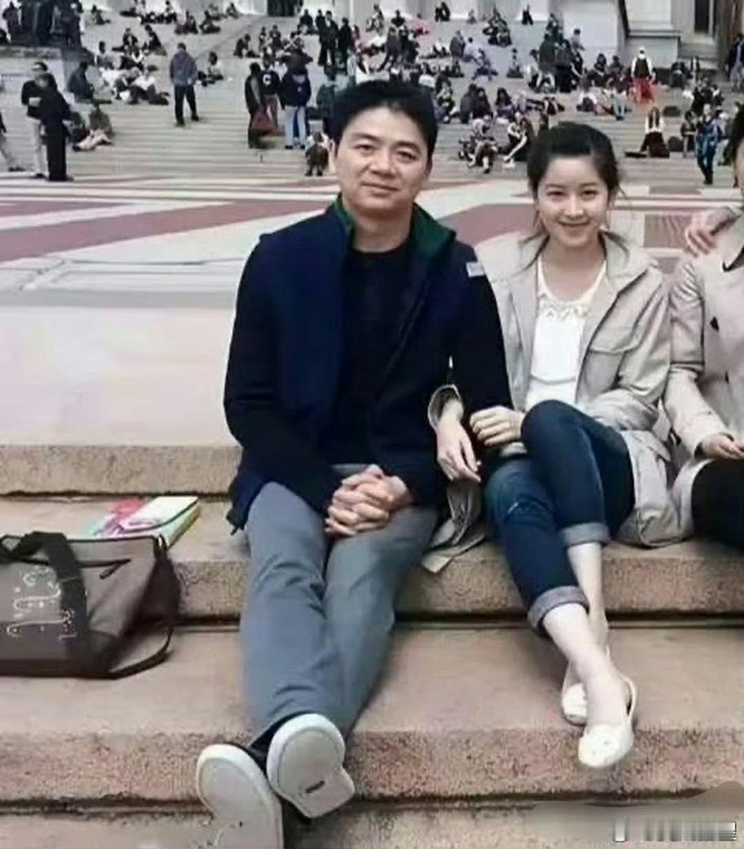 这会的刘强东三十八岁，章泽天十八岁，刚认识不久 