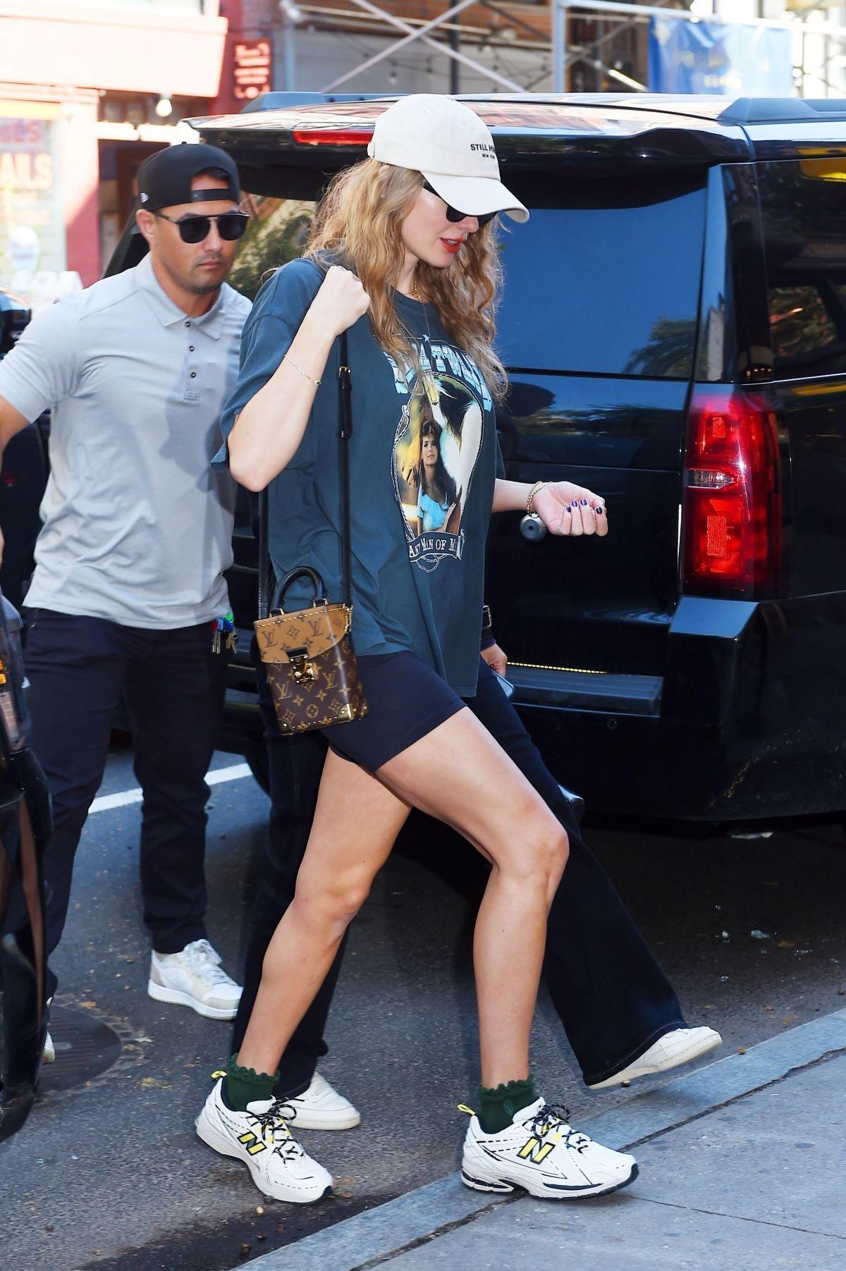 Taylor swift在纽约外出，简简单单的穿搭舒服活力