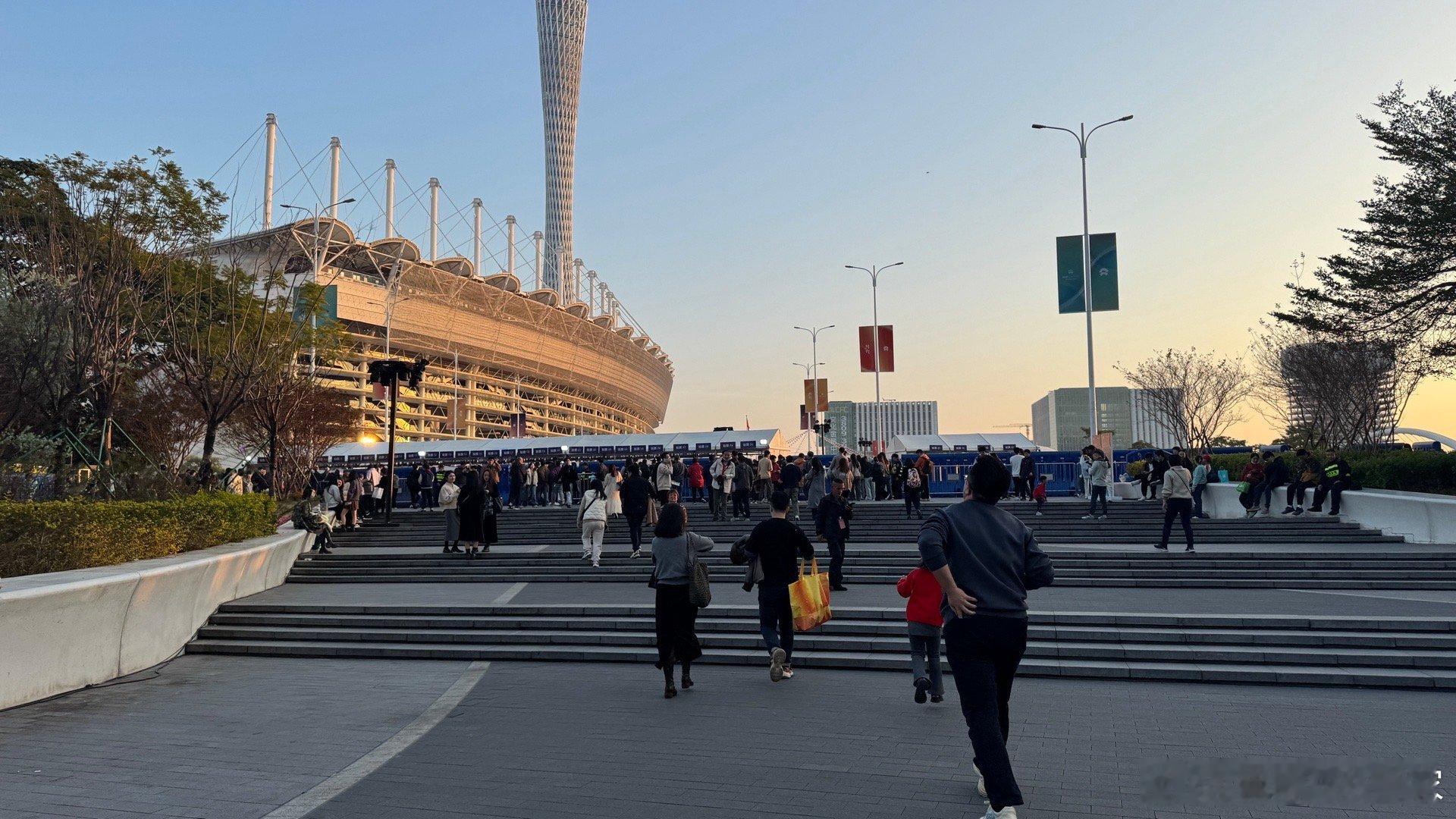 今天是NIO DAY 2024～我从酒店走路，闻着淀粉肠的味儿就到会场入口了[偷