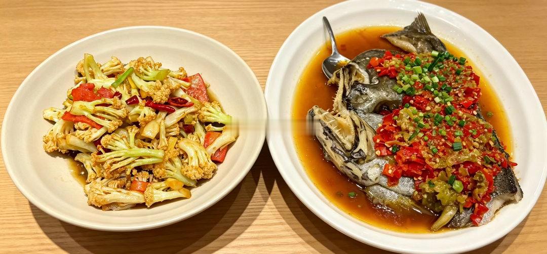 今日午餐 | | 🥢干锅花菜，双椒鱼头🍚鱼头很对味，就是有丢丢辣，在自己承受