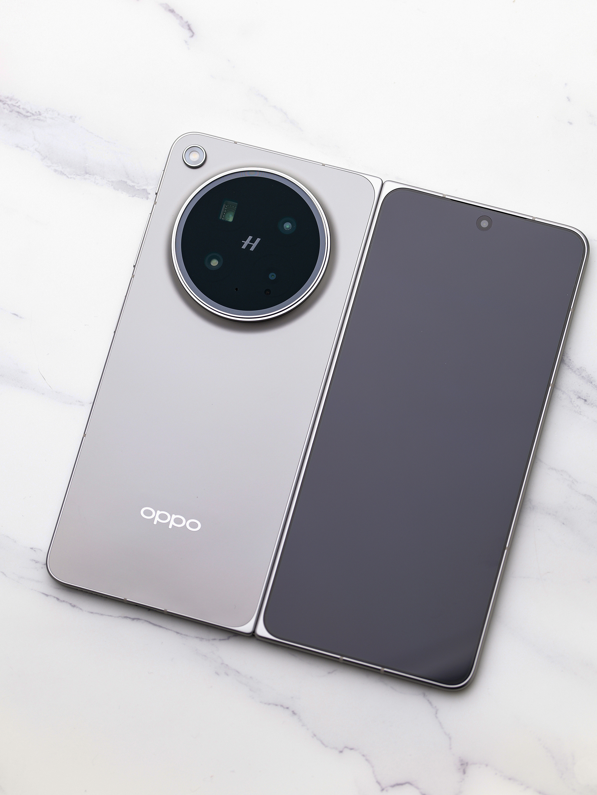 看到今天的图，突然对折叠屏手机有一种心动的感觉！这个钛色也太好看了吧！有质感！显