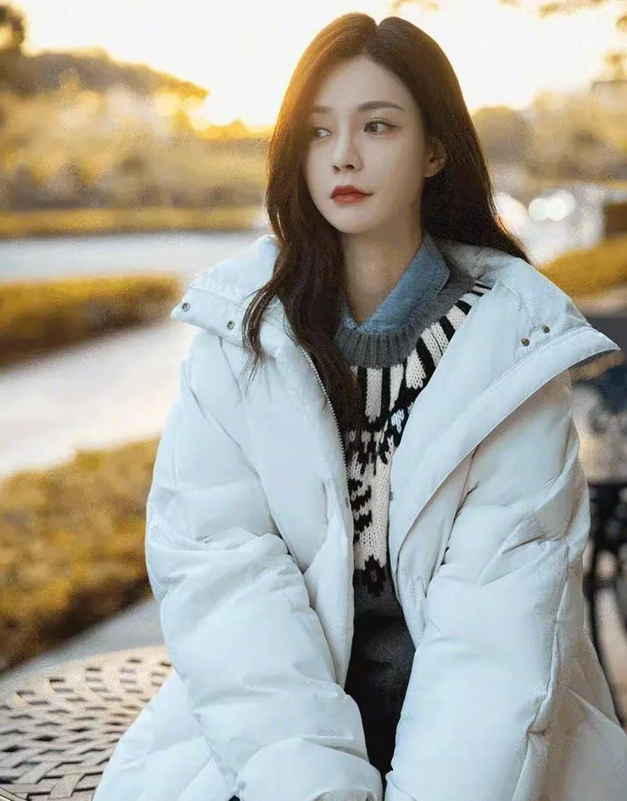 沈梦辰这“白羽绒服+长裙”，把冬日氛围感穿明白了
 
沈梦辰这组冬日look也太