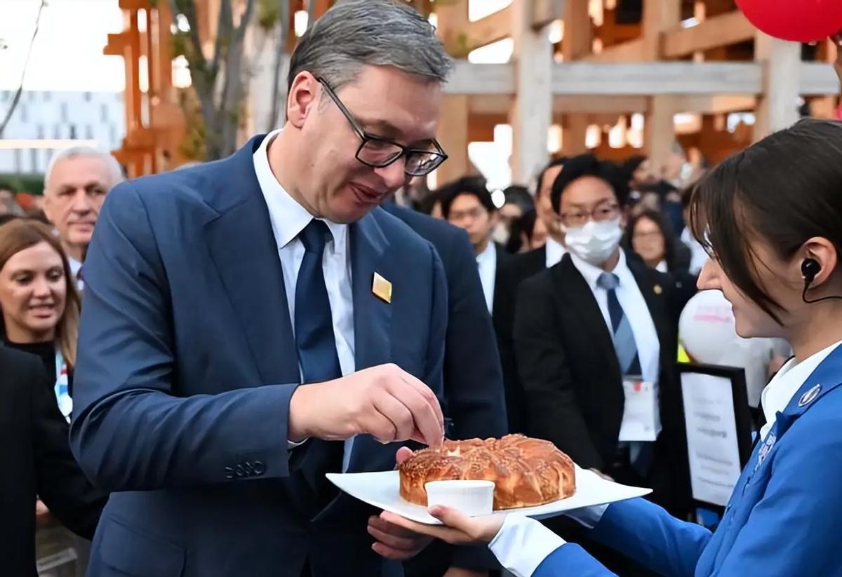 武契奇用自己的行动，给中国上了最深刻的一课！他刚在北京看完阅兵夸中国硬核，转头就