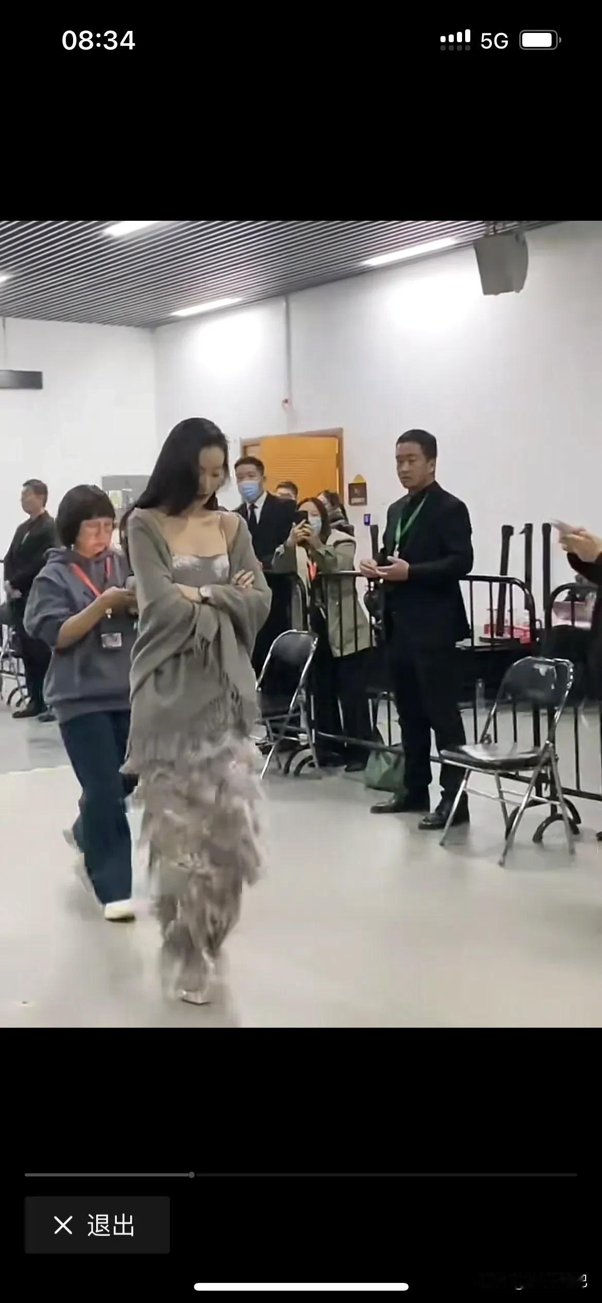 孤芳自赏，顾影自怜，自作多情，臭不可闻！