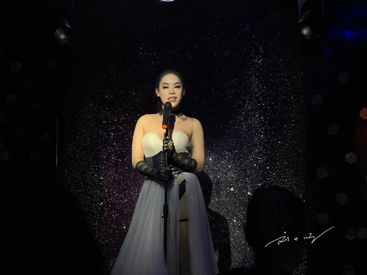 前段时间，我在泰国的酒吧里看人妖表演，感觉这几个人妖姐姐真的太漂亮了！简直比女人