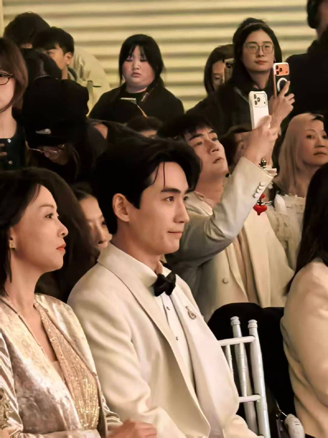 朱一龙白月光回归了朱一龙钢琴世家的公子 这是真白月光回归了，朱一龙白西装黑领带，