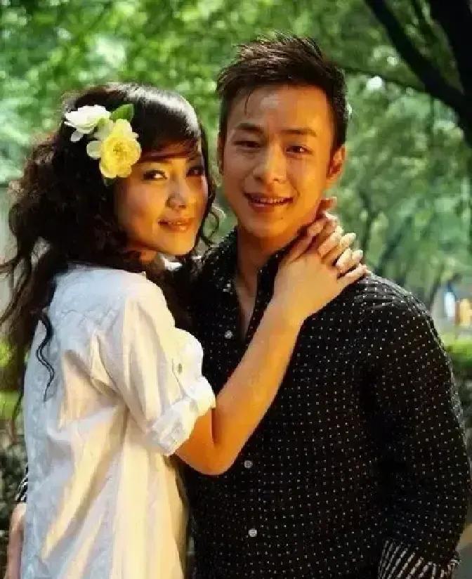 阿奇和黄菲同框越来越多，Coco直接消失，我追了二十年的夫妻档说没就没。
上周剧