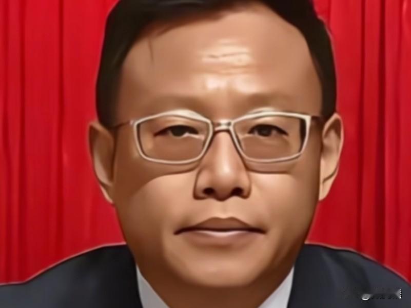 李旭是新疆生产建社集团二把手，今年53岁，乌黑头发人长的还算年轻，大学文学学士学