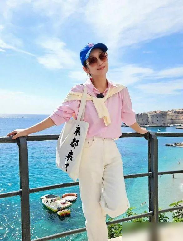 别吹秦海璐少女感了，你看看她转头接了什么戏，刀刀致命。
营销号还在P海边粉衬衫