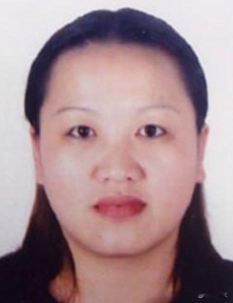 2000年，上海一女子私吞92万公款，怀着身孕逃亡泰国，嫁给了泰国残疾男子，警方