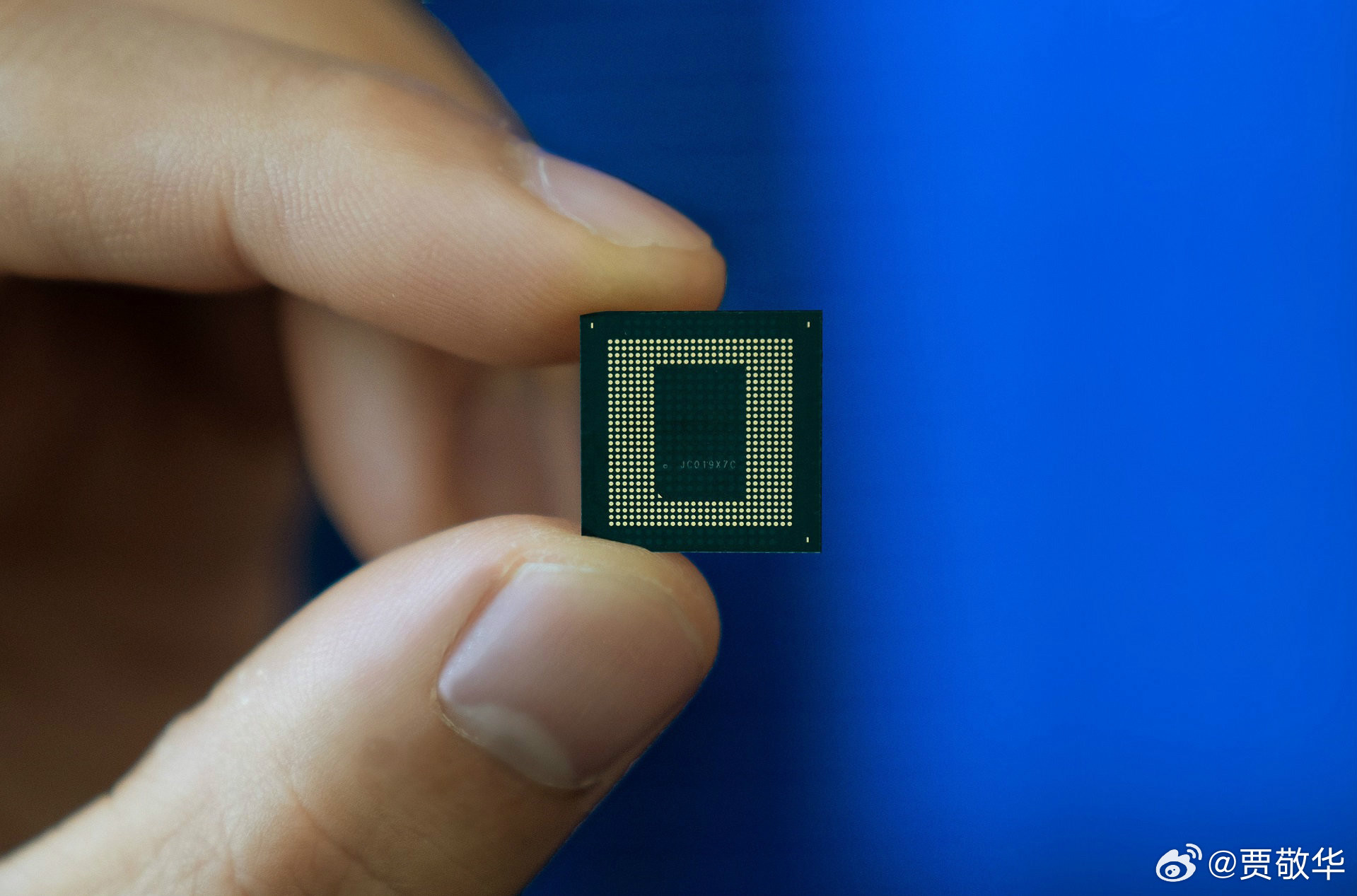 联发科的芯片命名比较稳，旗舰是天玑9系列，中高端是天玑8开头。今年高通又搞出来个