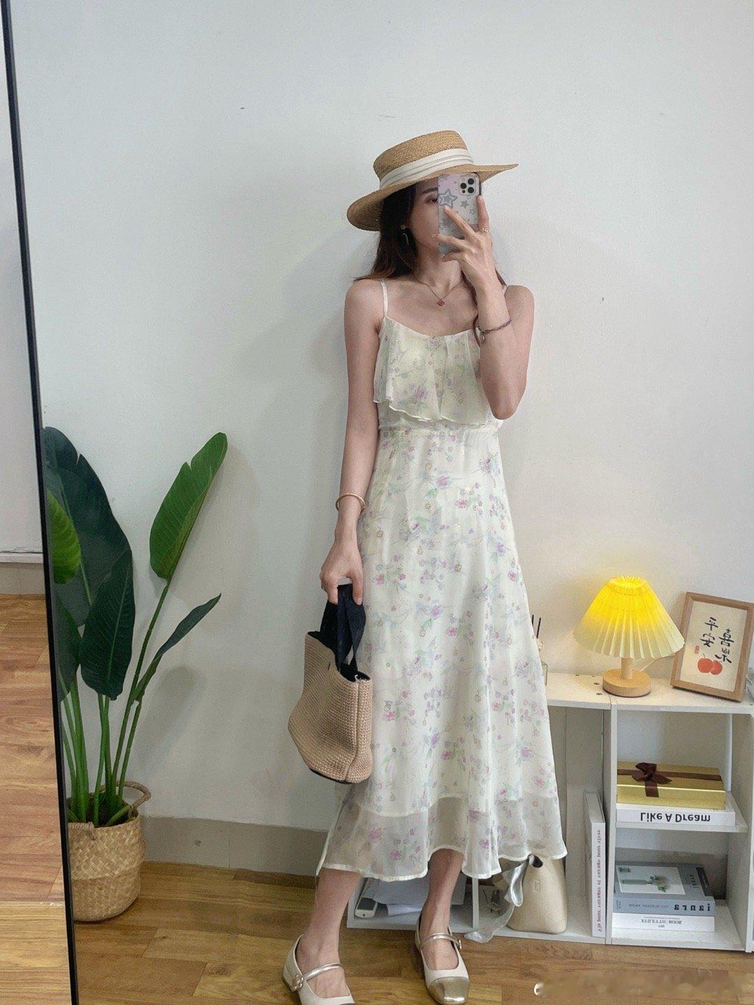 今晚20：00开拍夏日清凉一下，薰衣草庄园的感觉，这件上身真的显瘦，秒变纸片人的