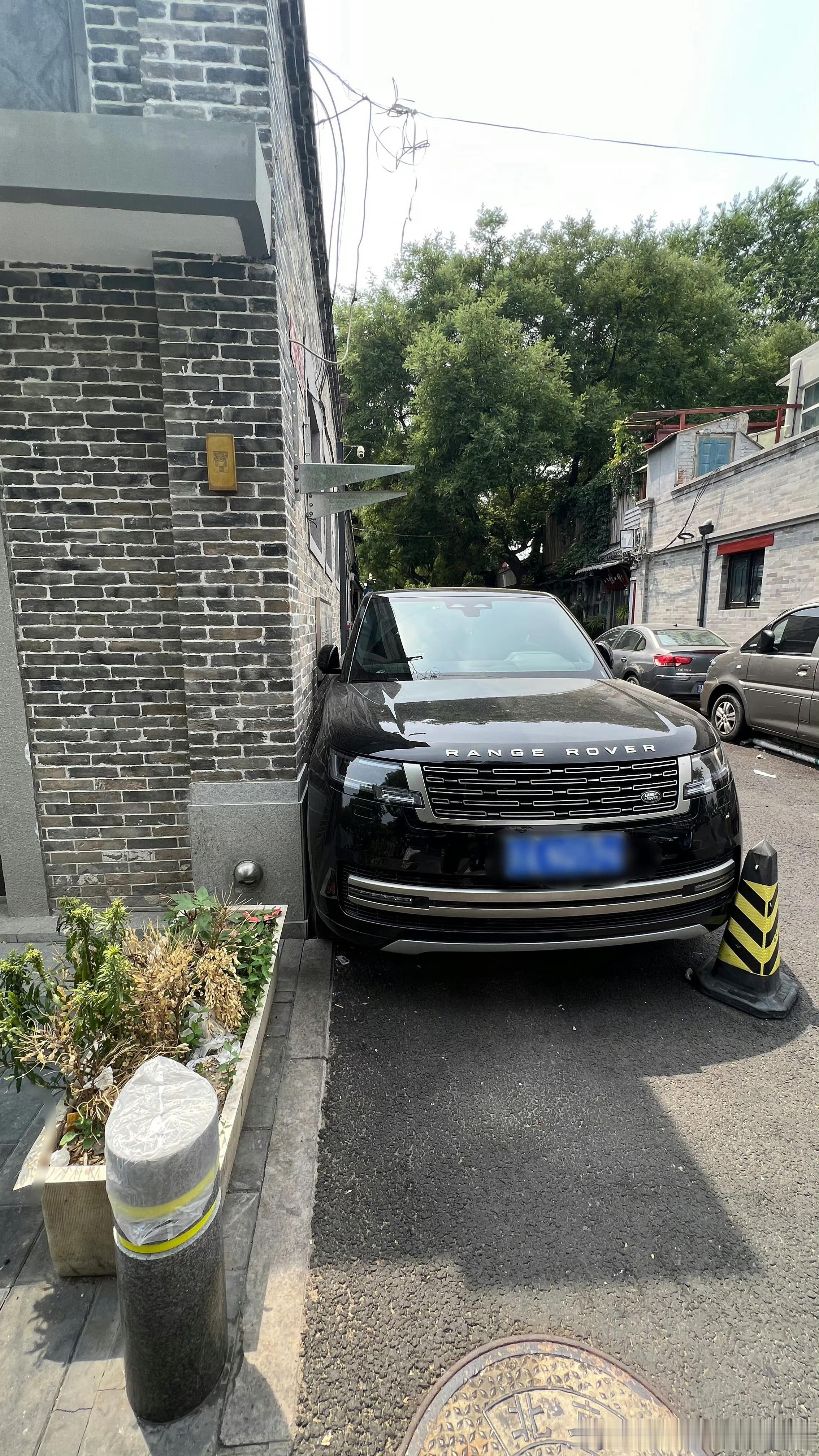 胡同里的人停车技术有多牛 大哥，别这样行吗？要不咱买个小点的车，要不咱就换个地方