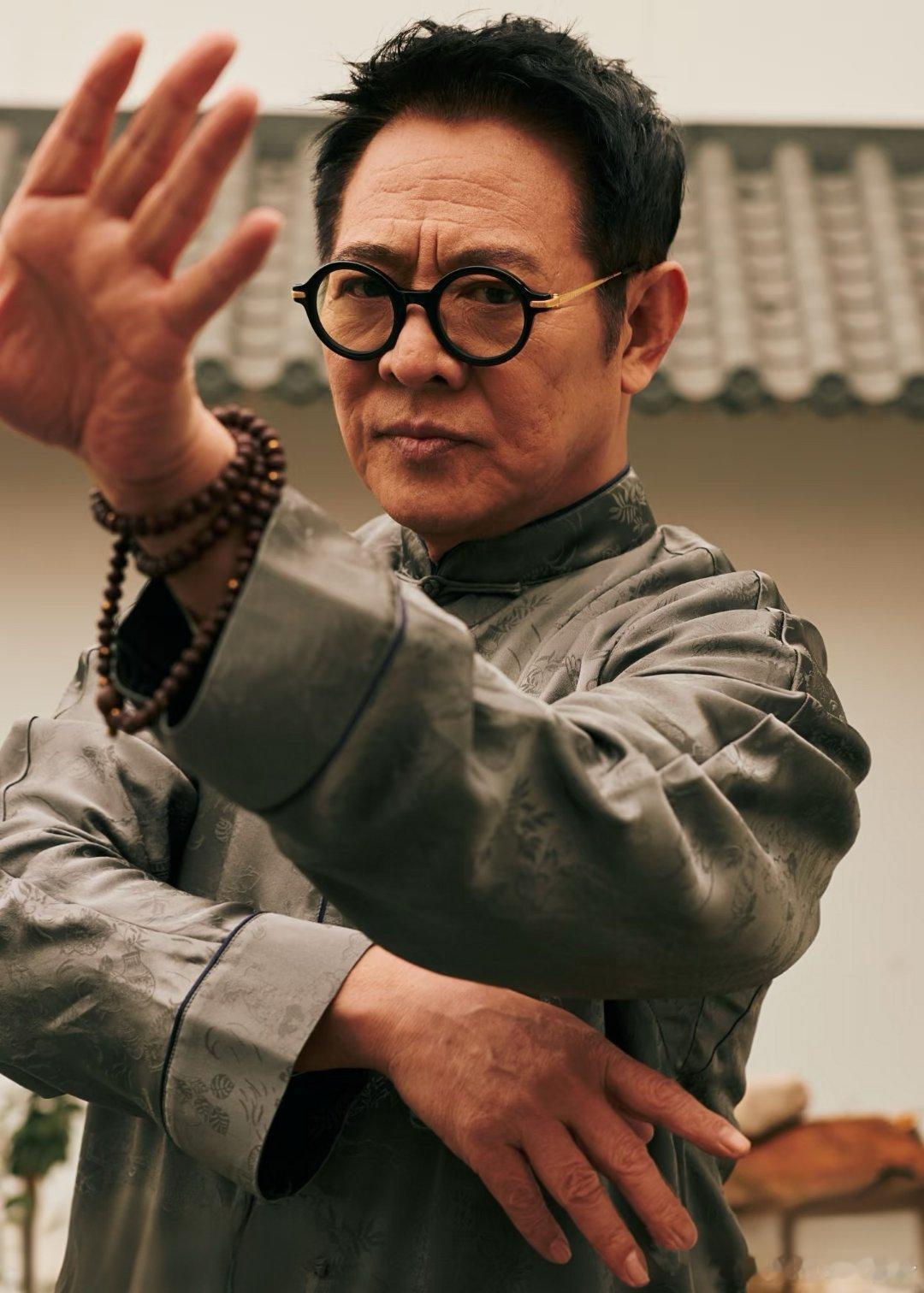李连杰拍短剧面相都变了62岁李连杰荧屏状态放下身段跨界拍摄短剧，62岁的李连杰依