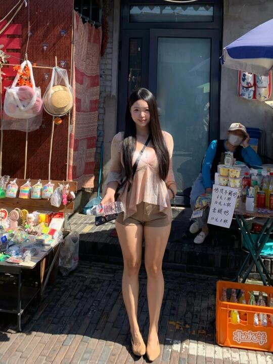 那个女孩 留着长长的头发︎