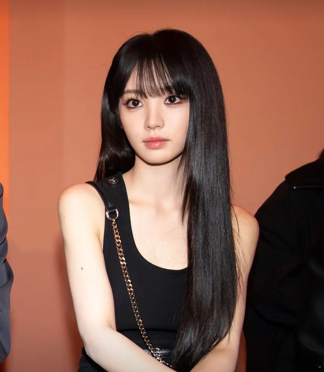 田曦薇戴的假发吗，怎么看起来怪怪的 