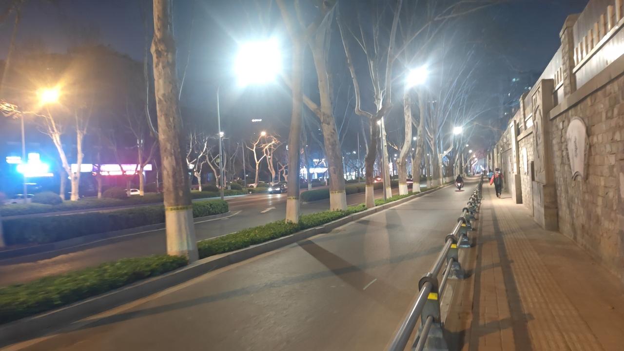 走在路上，风驰电掣，走在路上，开开心心。几年前也就是周末的时候出去溜达一圈，现在