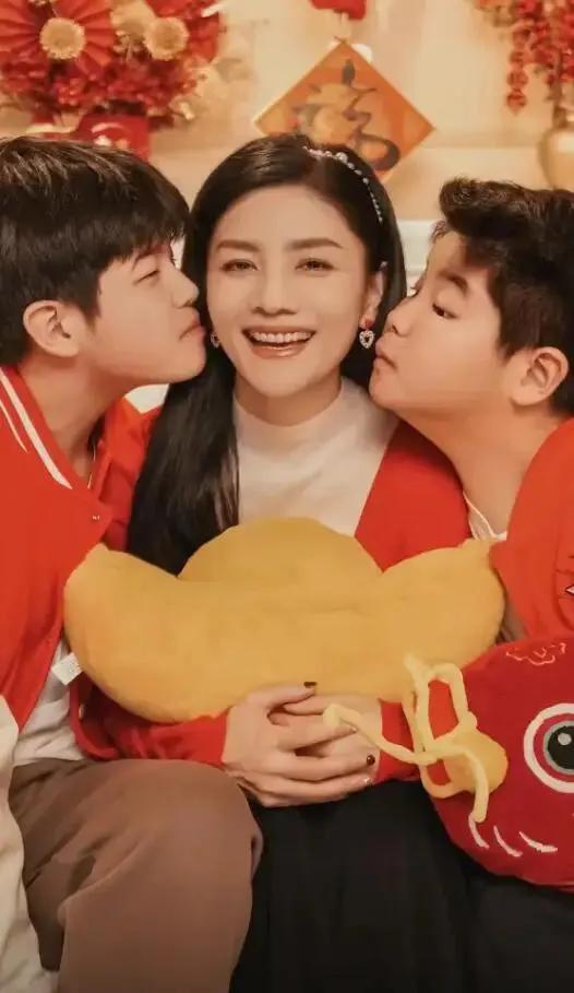 胡可近日晒出了一组庆贺新年的照片，和大家分享自己家的幸福时刻。胡可真是一位幸福的