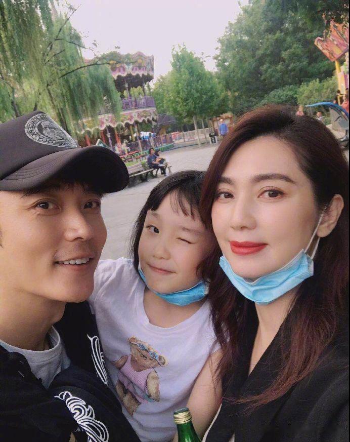 洪欣与张丹峰这两个人一会离婚，一会儿不离婚的，简直把吃瓜网友当猴耍。
显然两个人