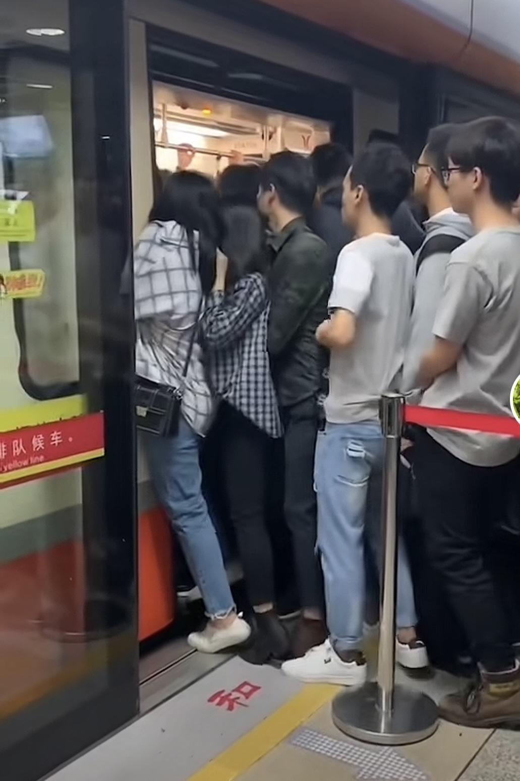 终于知道为什么现在地铁也有那么多人戴口罩了，现在地铁里越来越臭了，尤其是早晚高峰